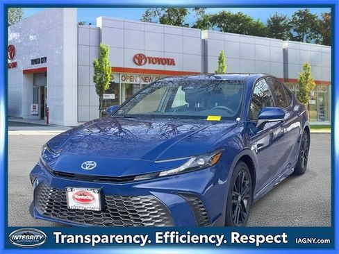 Used 2025 Toyota Camry SE image 4