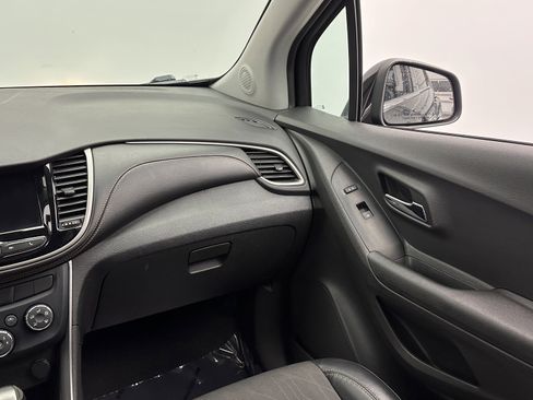 Used 2020 Chevrolet Trax LT w/ LT Convenience Package image 28