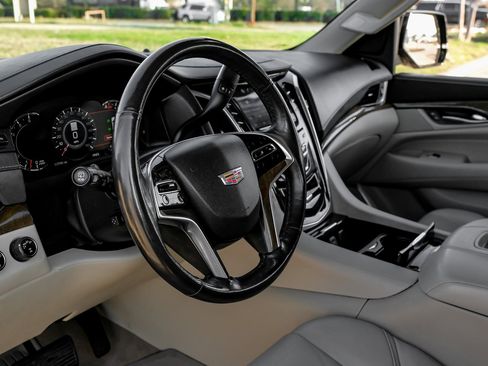 Used 2019 Cadillac Escalade ESV Premium Luxury image 16