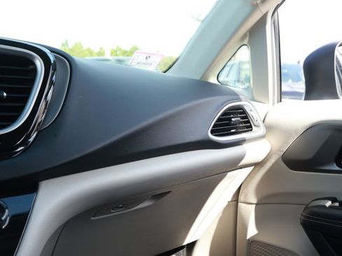 Used 2023 Chrysler Pacifica Touring-L image 27