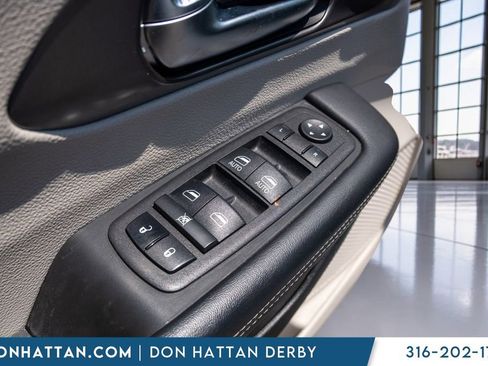 Used 2023 Chrysler Pacifica Touring-L FWD image 15