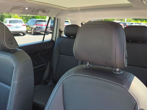 Certified 2023 Volkswagen Tiguan SE w/ Panoramic Sunroof Package FWD image 42