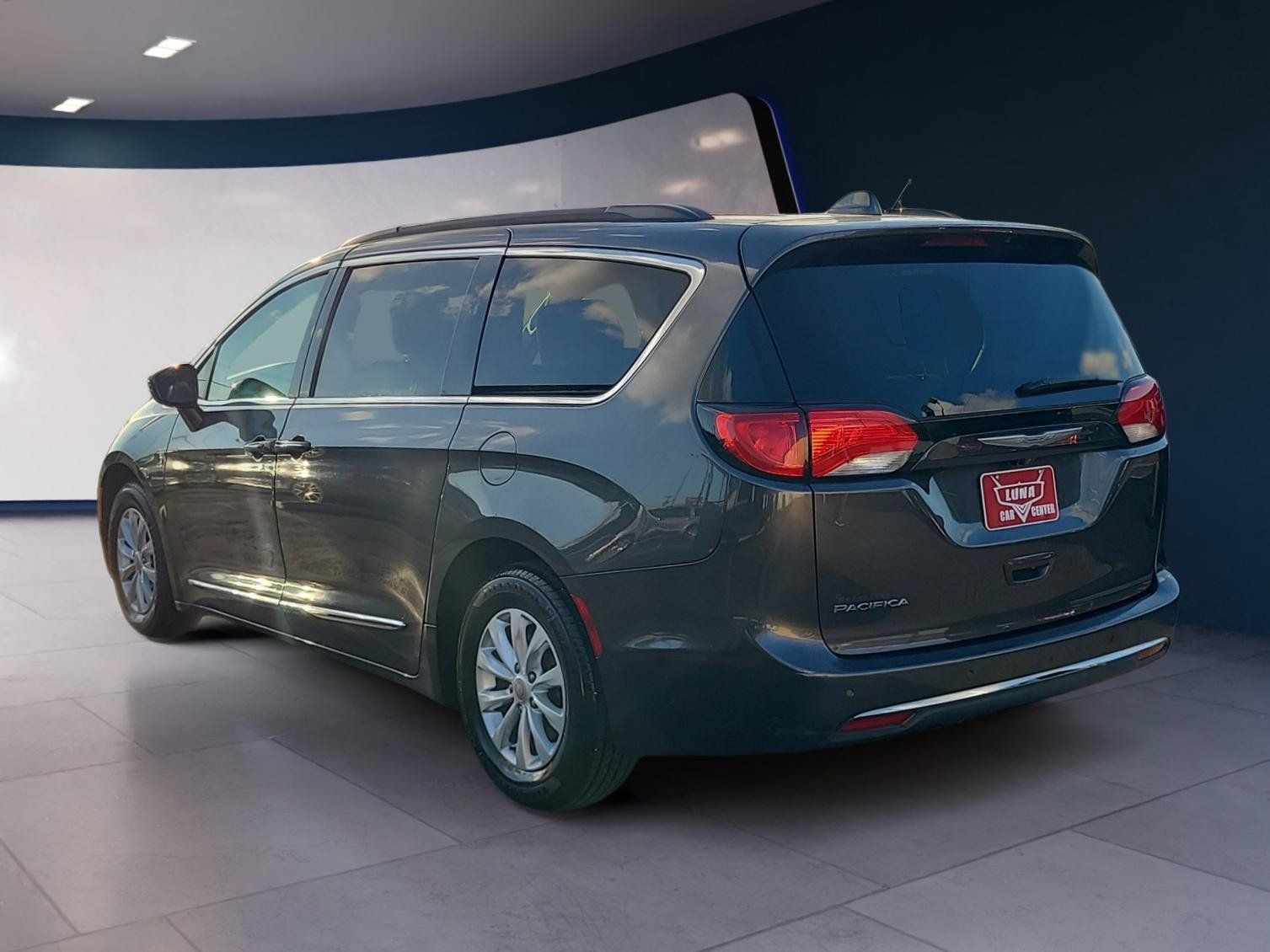Used 2017 Chrysler Pacifica Touring-L FWD image 3