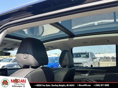 Used 2025 Volkswagen Tiguan SE w/ Panoramic Sunroof Package AWD/4WD image 16