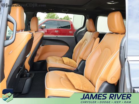 Used 2023 Chrysler Pacifica Pinnacle FWD image 17
