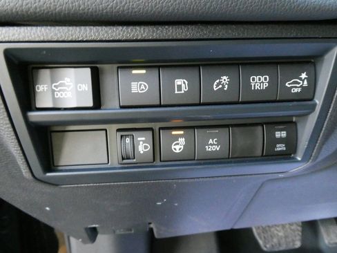 Used 2025 Toyota Tundra Limited AWD/4WD image 25