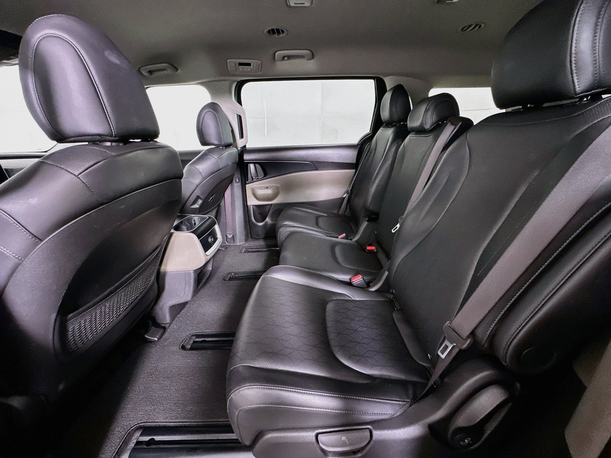 Used 2025 Kia Carnival FWD image 27