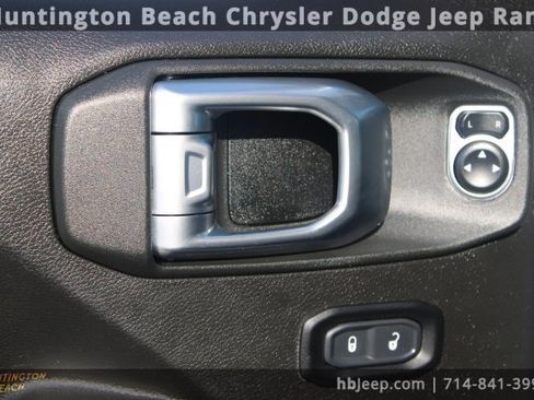 Used 2024 Jeep Wrangler Unlimited image 15