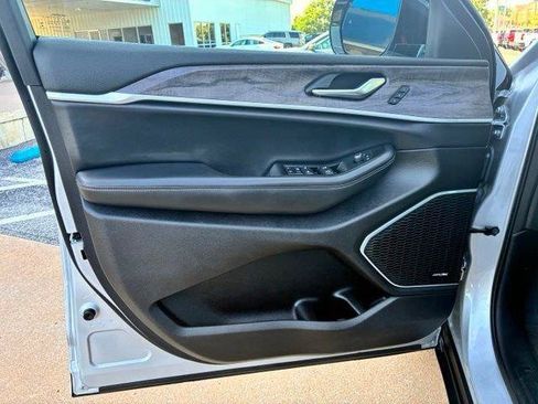 Used 2022 Jeep Grand Cherokee Limited AWD/4WD image 16