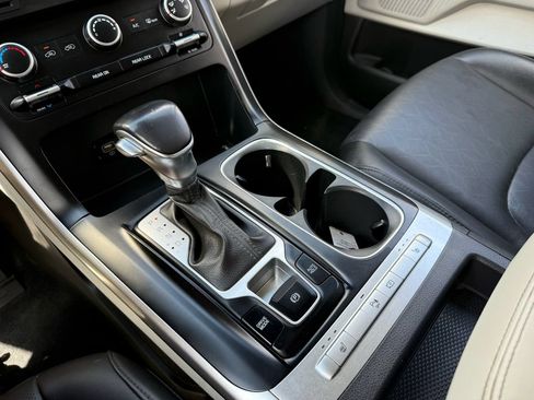 Used 2023 Kia Carnival LX FWD image 32