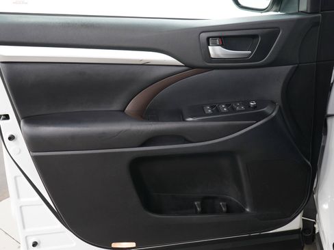 Used 2019 Toyota Highlander XLE AWD/4WD image 23