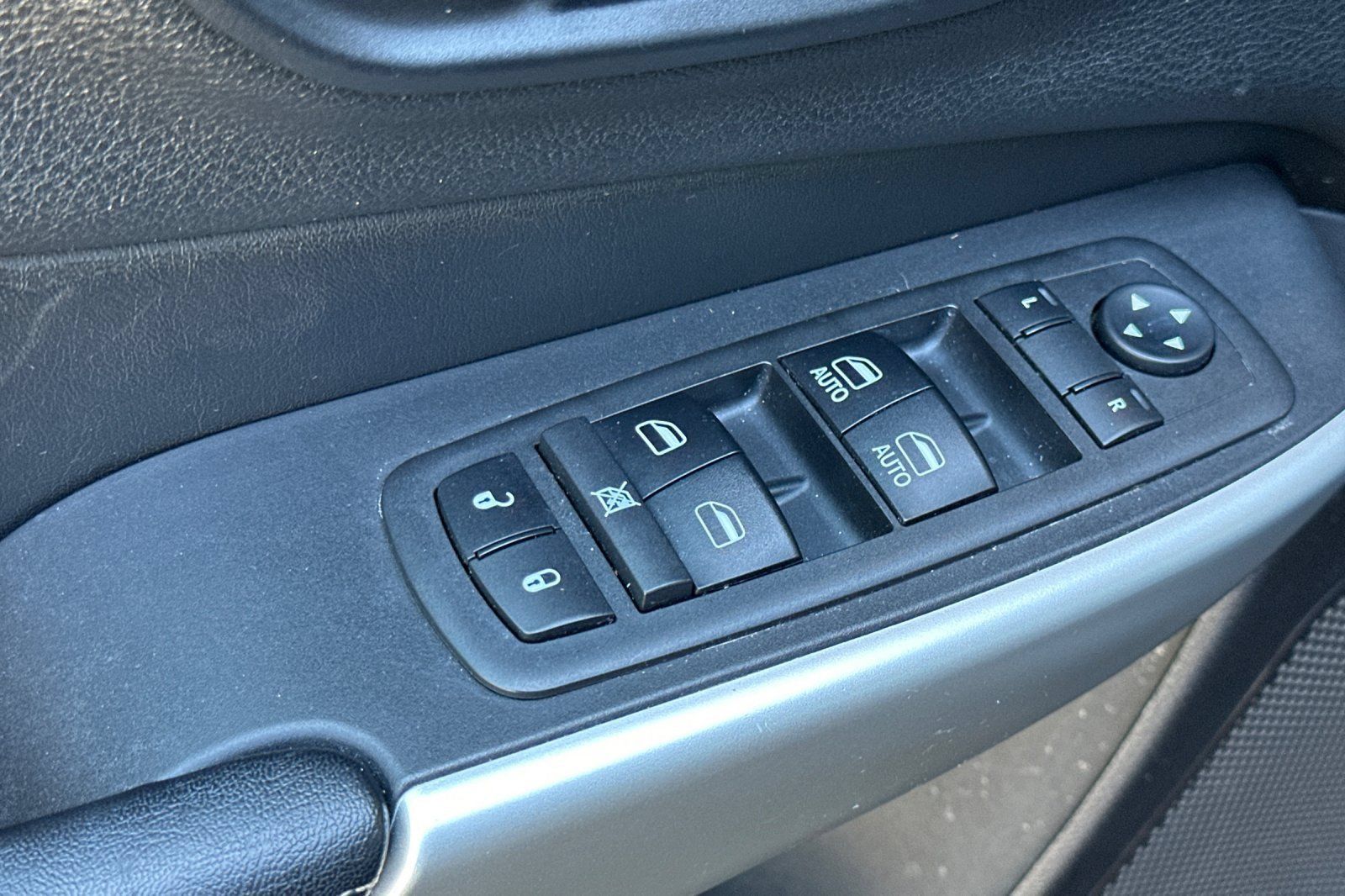 Used 2018 Jeep Cherokee Latitude Plus w/ Comfort/Convenience Group AWD/4WD image 28