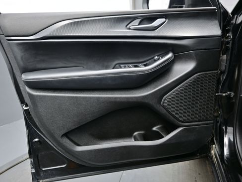 Used 2024 Jeep Grand Cherokee L Laredo image 9