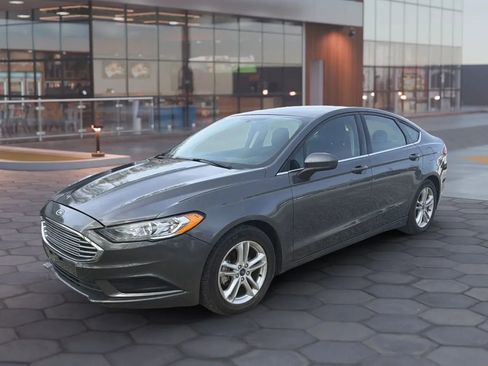 Used 2018 Ford Fusion SE w/ Fusion SE Technology Package FWD image 2