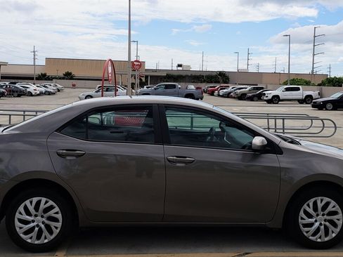 Used 2018 Toyota Corolla LE image 5