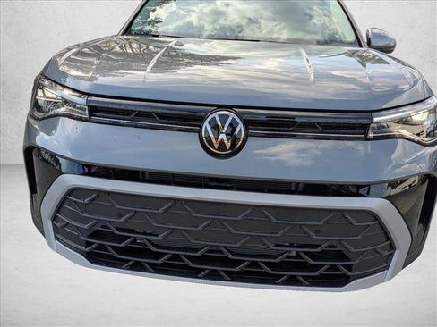 New 2026 Volkswagen Taos SE image 9