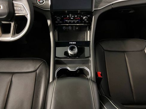 Used 2024 Jeep Grand Cherokee Limited w/ Luxury Tech Group II image 17