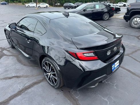 Used 2023 Toyota GR86 RWD image 3