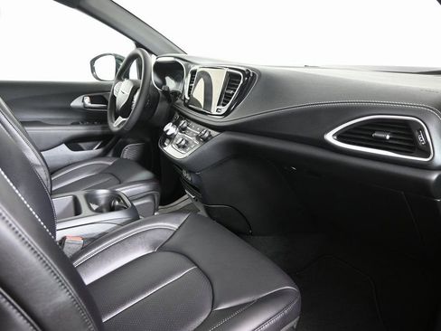 Used 2025 Chrysler Pacifica Select FWD image 15