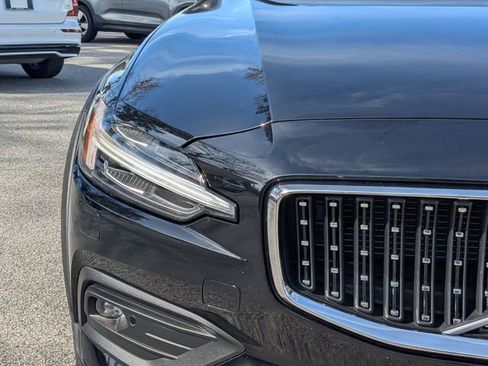 Certified 2025 Volvo V60 B5 Cross Country Plus image 11