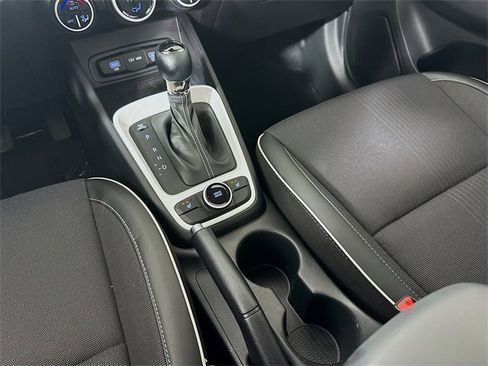 Used 2025 Hyundai Venue Limited image 24