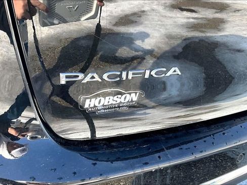 Used 2024 Chrysler Pacifica Touring-L FWD image 14