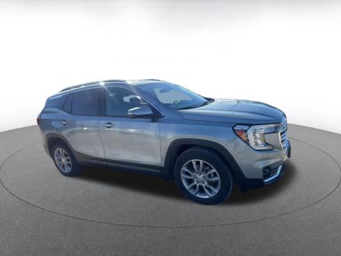 Used 2024 GMC Terrain SLT image 2