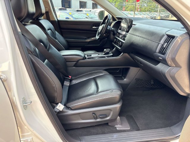 Used 2022 Nissan Pathfinder SL w/ SL Black Package AWD/4WD image 22