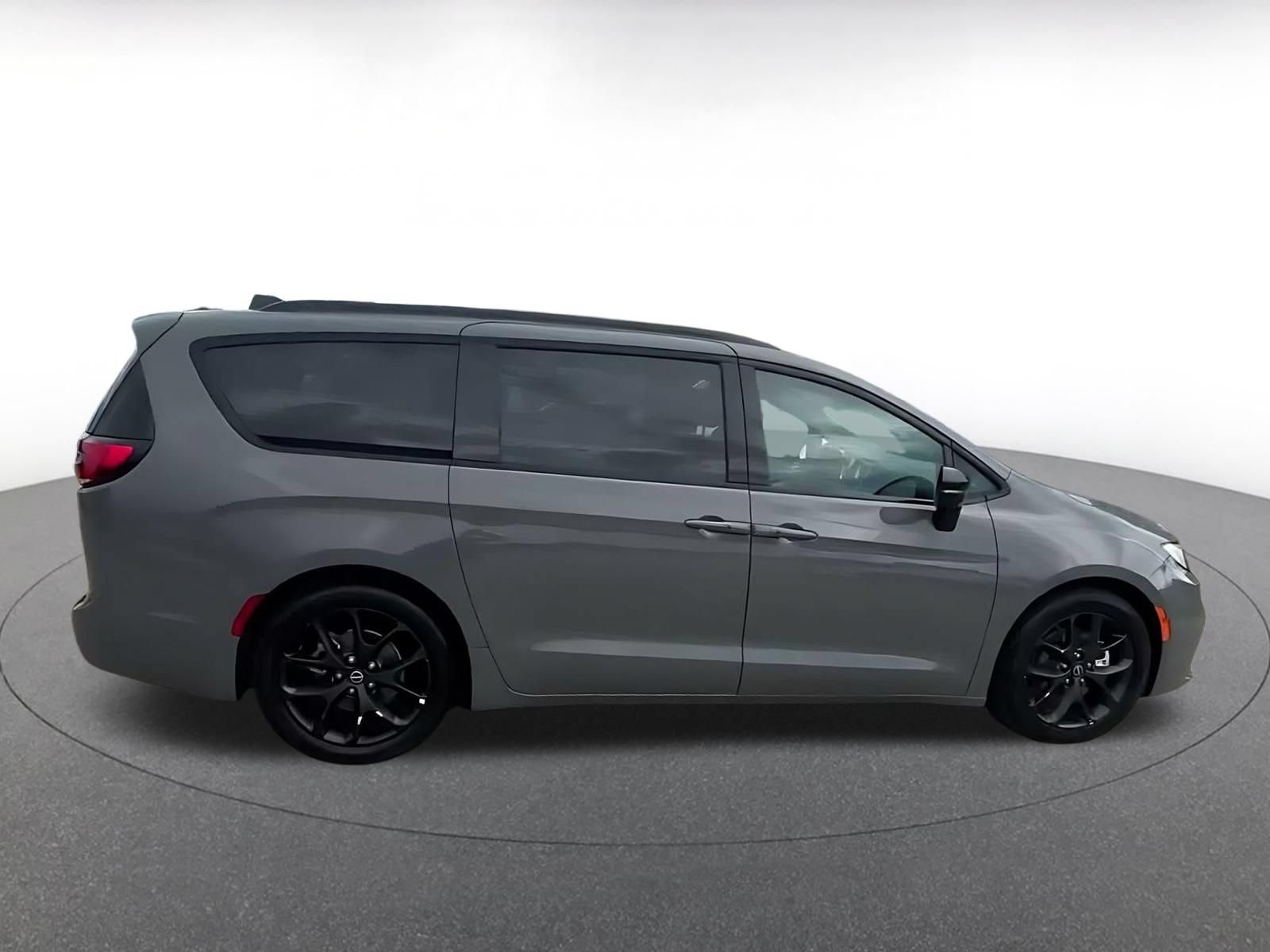 Used 2025 Chrysler Pacifica Limited FWD image 14