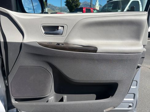Used 2018 Toyota Sienna XLE FWD image 27