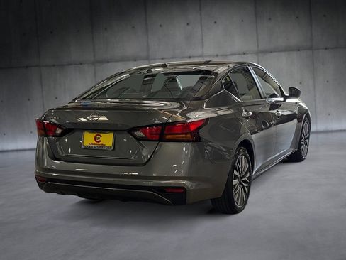 Used 2024 Nissan Altima 2.5 SV FWD image 5
