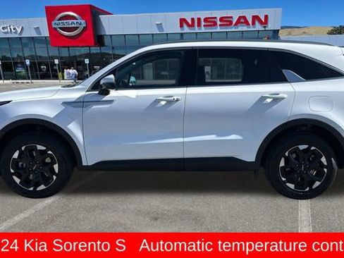 Used 2024 Kia Sorento S image 6