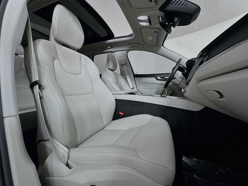 Certified 2025 Volvo XC60 B5 Plus w/ Protection Package Premier image 26