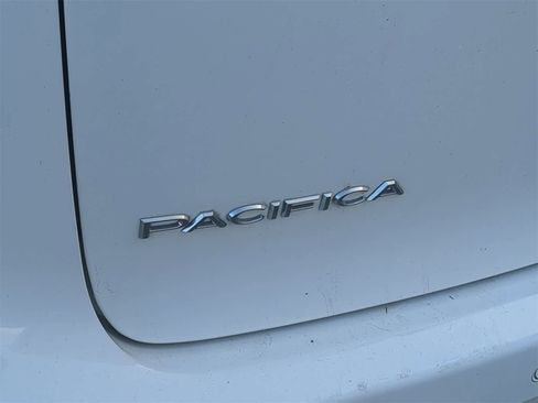 Used 2020 Chrysler Pacifica Limited image 13