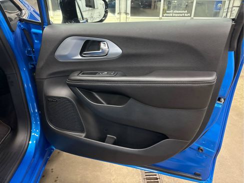 New 2026 Chrysler Pacifica Limited w/ Uconnect Theater Family Group FWD image 29
