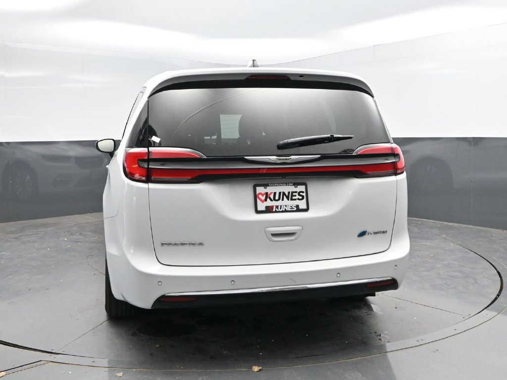 Used 2023 Chrysler Pacifica Touring-L FWD image 6