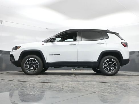 Used 2025 Jeep Compass Trailhawk image 50