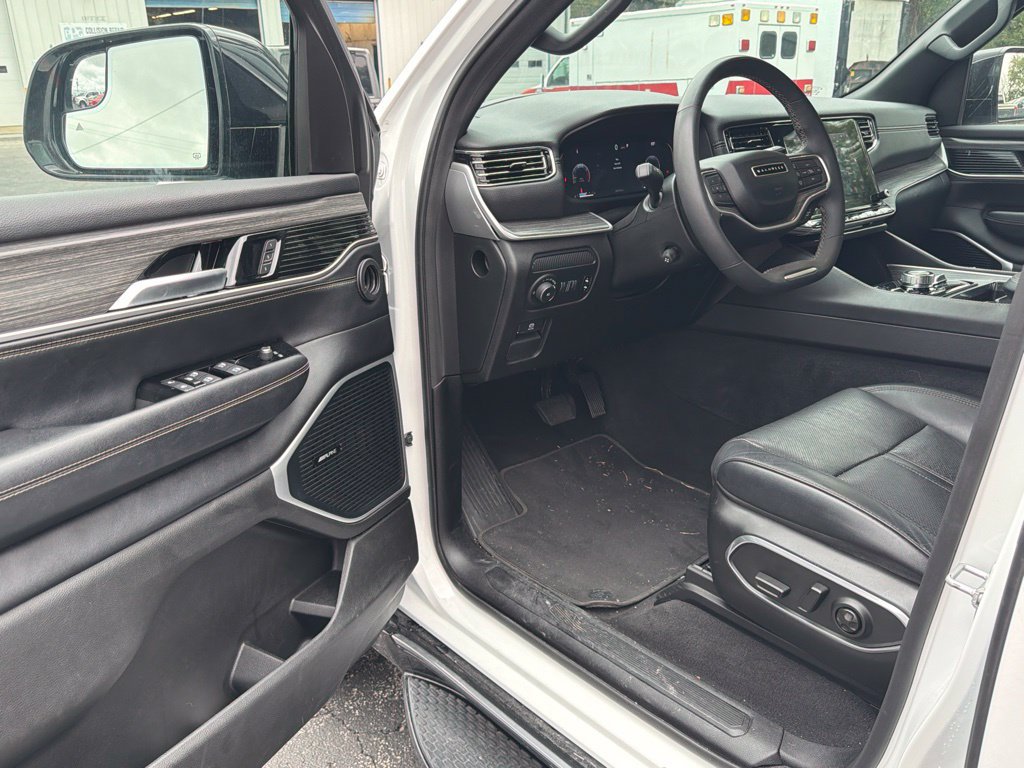 Used 2024 Jeep Wagoneer Series III AWD/4WD image 12