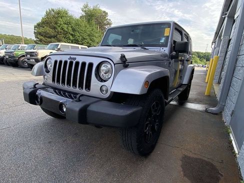 Used 2018 Jeep Wrangler Unlimited Sahara AWD/4WD image 3