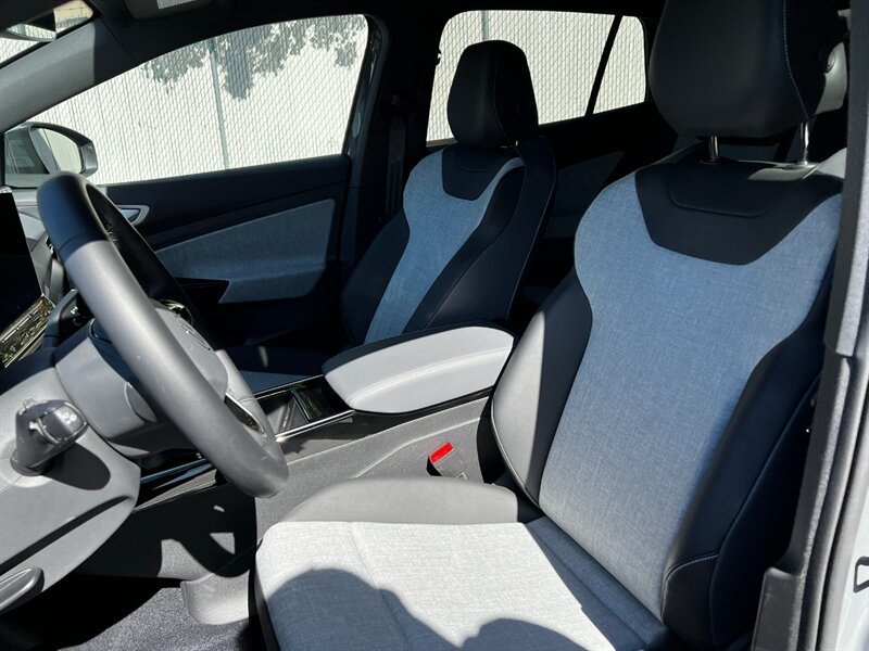 Used 2024 Volkswagen ID.4 Pro AWD/4WD image 17