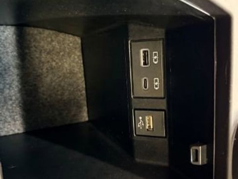 Used 2022 Toyota Avalon XLE w/ Moonroof Package image 19