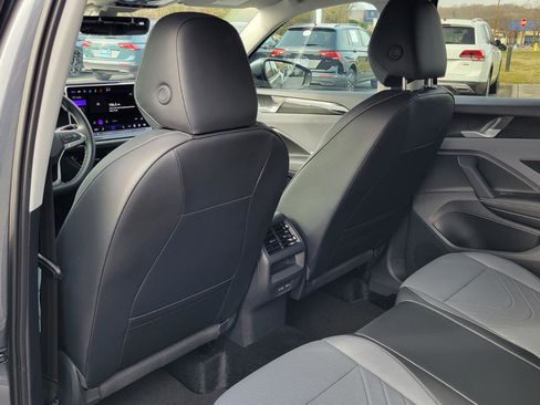 Certified 2025 Volkswagen Tiguan SE image 35