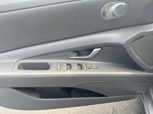 Used 2021 Hyundai Elantra SE FWD image 10
