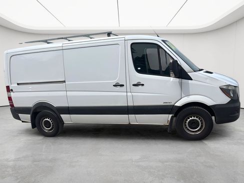 Used 2014 Freightliner Sprinter 2500 RWD image 2
