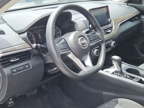 Used 2025 Nissan Altima 2.5 SV FWD image 13