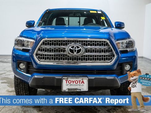 Used 2017 Toyota Tacoma TRD Off-Road image 2