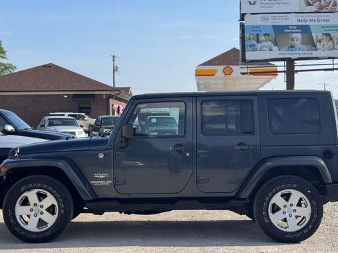 Used 2007 Jeep Wrangler Unlimited Sahara w/ Dual Top Group AWD/4WD image 14