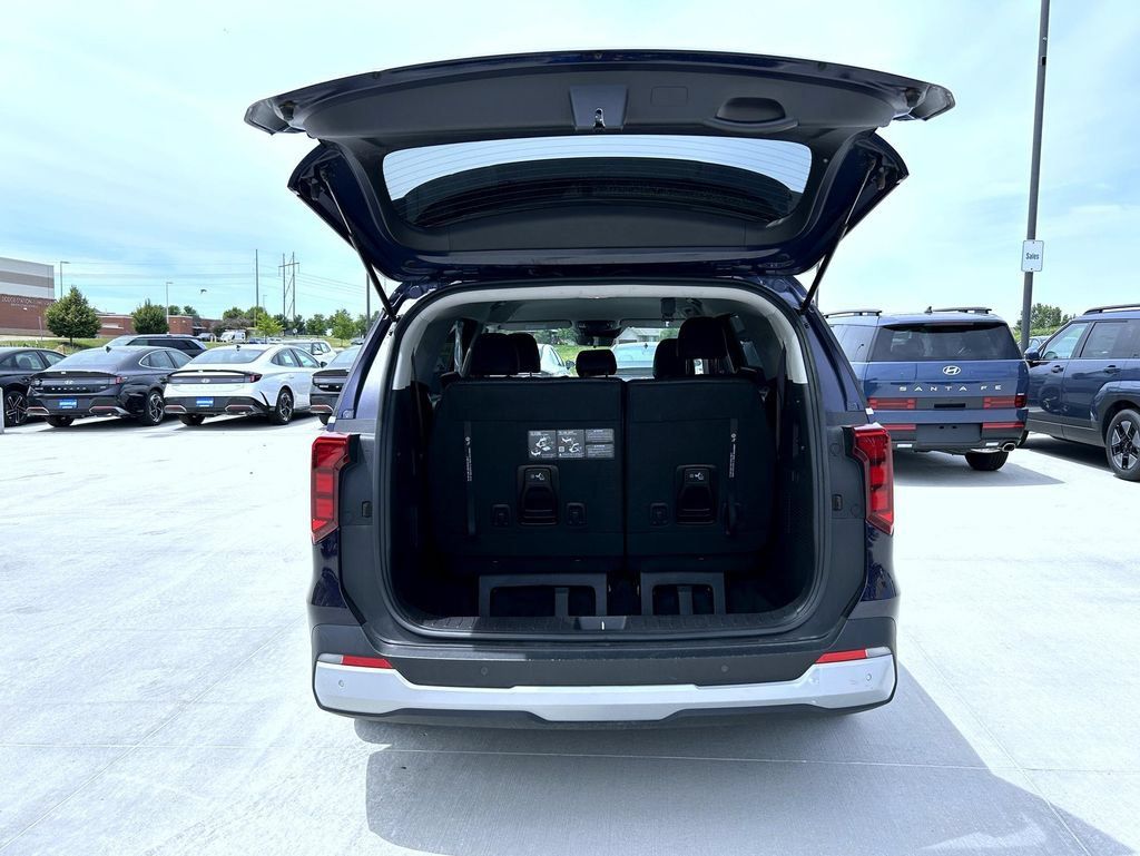 Used 2025 Kia Carnival FWD image 22