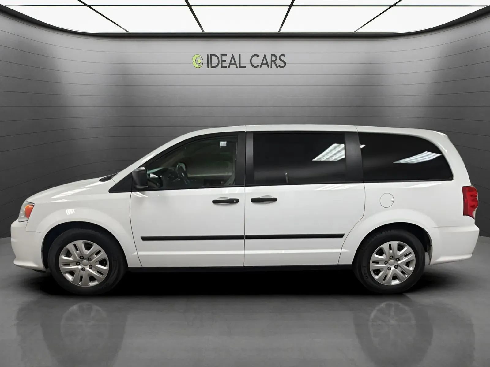 Used 2015 Dodge Grand Caravan American Value Package w/ UConnect Hands-Free Group FWD image 8