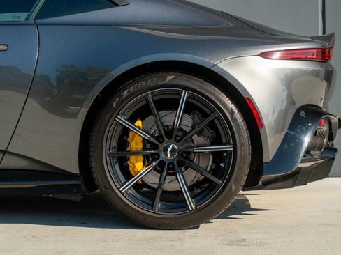 Used 2019 Aston Martin V8 Vantage Coupe image 18